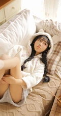 双麻花辫可爱漂亮可爱女生居家写真，面容精致，美眸灵动超动人