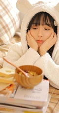 双麻花辫可爱漂亮可爱女生居家写真，面容精致，美眸灵动超动人