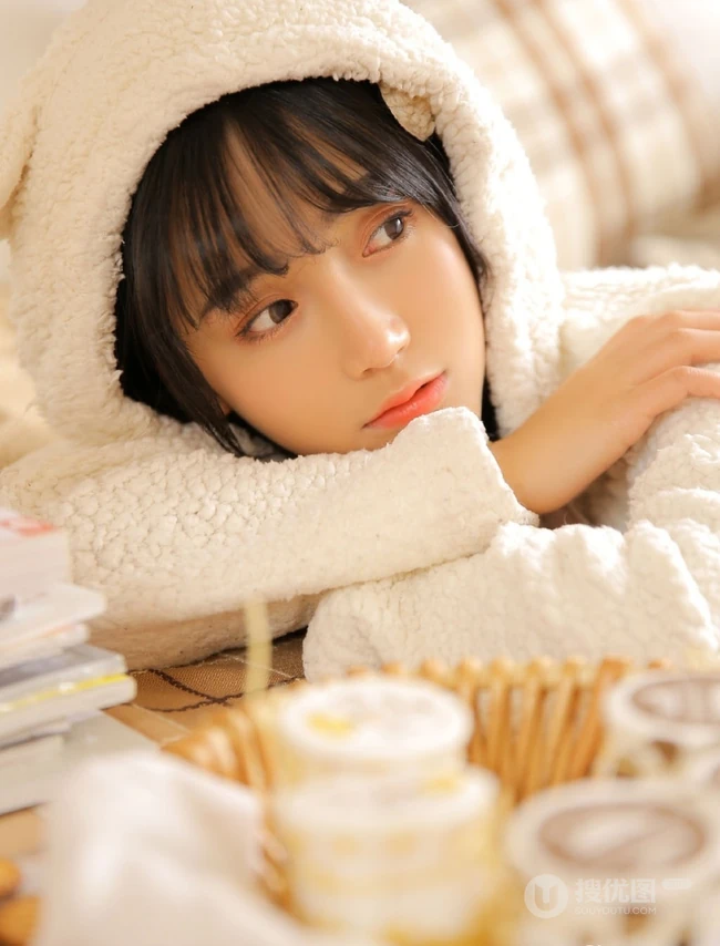 双麻花辫可爱漂亮可爱女生居家写真，面容精致，美眸灵动超动人