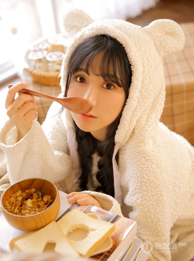 双麻花辫可爱漂亮可爱女生居家写真，面容精致，美眸灵动超动人