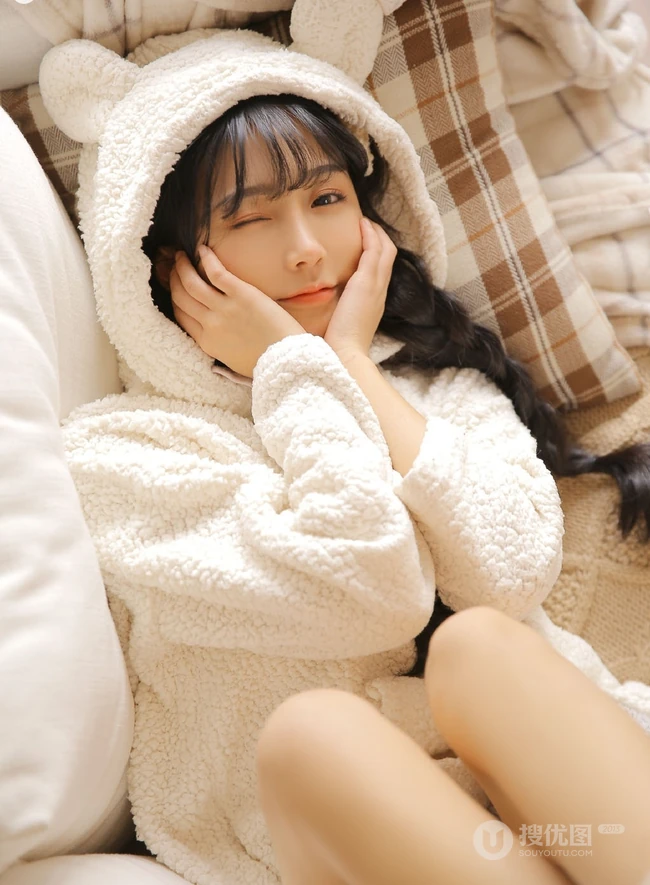 双麻花辫可爱漂亮可爱女生居家写真，面容精致，美眸灵动超动人