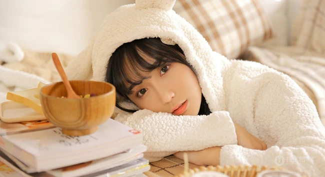 双麻花辫可爱漂亮可爱女生居家写真，面容精致，美眸灵动超动人