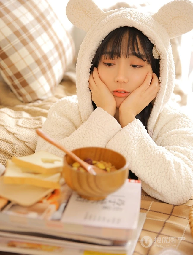 双麻花辫可爱漂亮可爱女生居家写真，面容精致，美眸灵动超动人