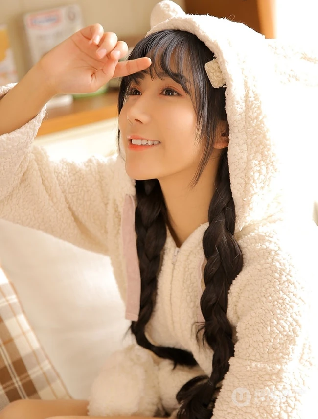 双麻花辫可爱漂亮可爱女生居家写真，面容精致，美眸灵动超动人