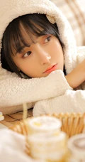 双麻花辫可爱漂亮可爱女生居家写真，面容精致，美眸灵动超动人