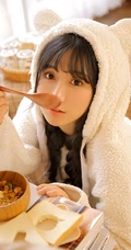 双麻花辫可爱漂亮可爱女生居家写真，面容精致，美眸灵动超动人
