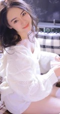 清新白皙白色毛衣短裤气质女生居家悠闲慵懒看书写真图片