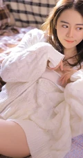 清新白皙白色毛衣短裤气质女生居家悠闲慵懒看书写真图片