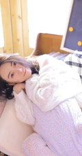 清新白皙白色毛衣短裤气质女生居家悠闲慵懒看书写真图片