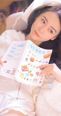 清新白皙白色毛衣短裤气质女生居家悠闲慵懒看书写真图片