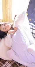清新白皙白色毛衣短裤气质女生居家悠闲慵懒看书写真图片