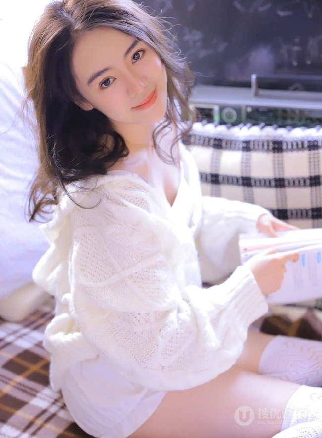 清新白皙白色毛衣短裤气质女生居家悠闲慵懒看书写真图片