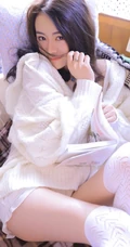 清新白皙白色毛衣短裤气质女生居家悠闲慵懒看书写真图片