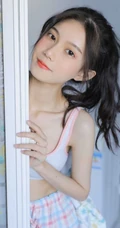 浅粉白皙肩带礼裙家居服睡裤少女V气质女生洗衣机前清新写真图片