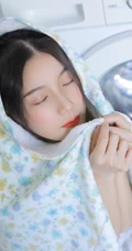 浅粉白皙肩带礼裙家居服睡裤少女V气质女生洗衣机前清新写真图片
