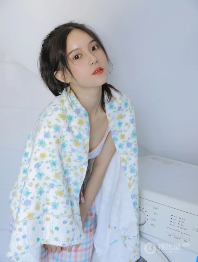 浅粉白皙肩带礼裙家居服睡裤少女V气质女生洗衣机前清新写真图片