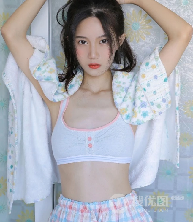 浅粉白皙肩带礼裙家居服睡裤少女V气质女生洗衣机前清新写真图片