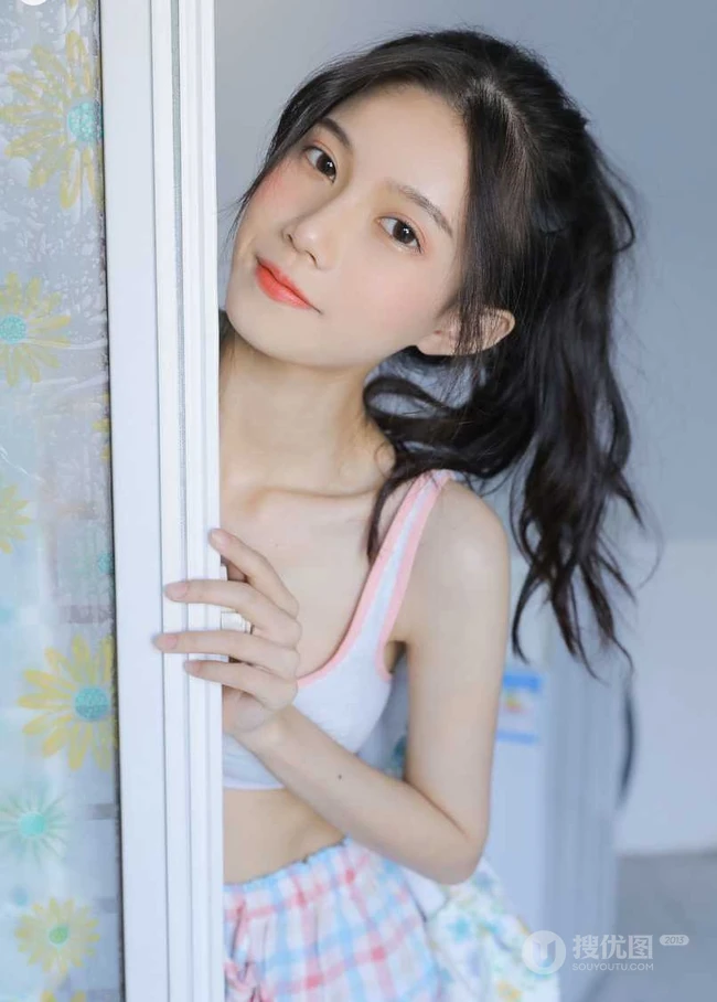 浅粉白皙肩带礼裙家居服睡裤少女V气质女生洗衣机前清新写真图片