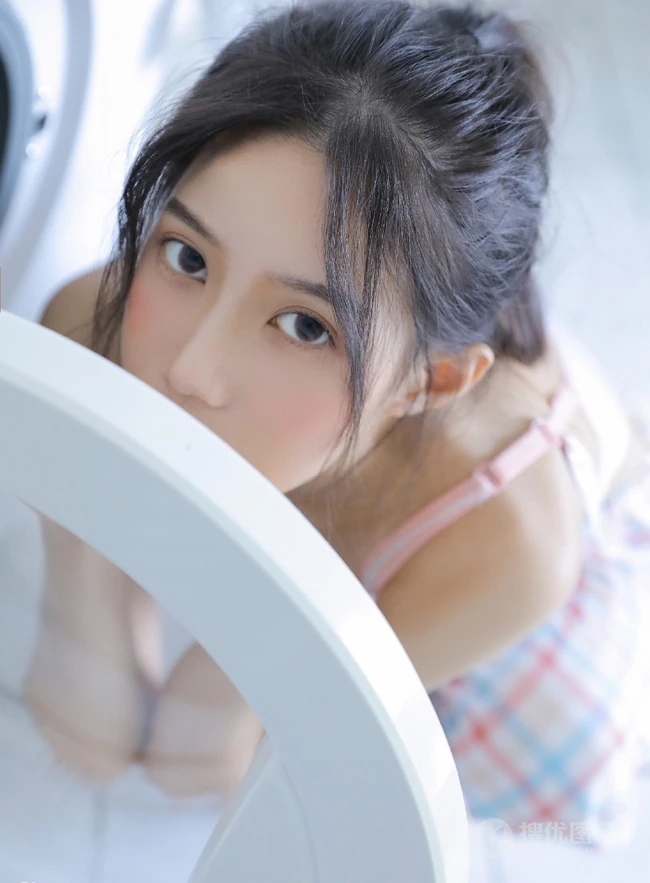 浅粉白皙肩带礼裙家居服睡裤少女V气质女生洗衣机前清新写真图片