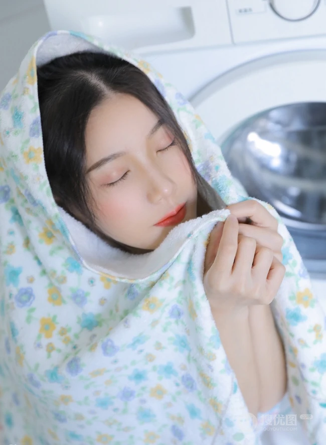 浅粉白皙肩带礼裙家居服睡裤少女V气质女生洗衣机前清新写真图片