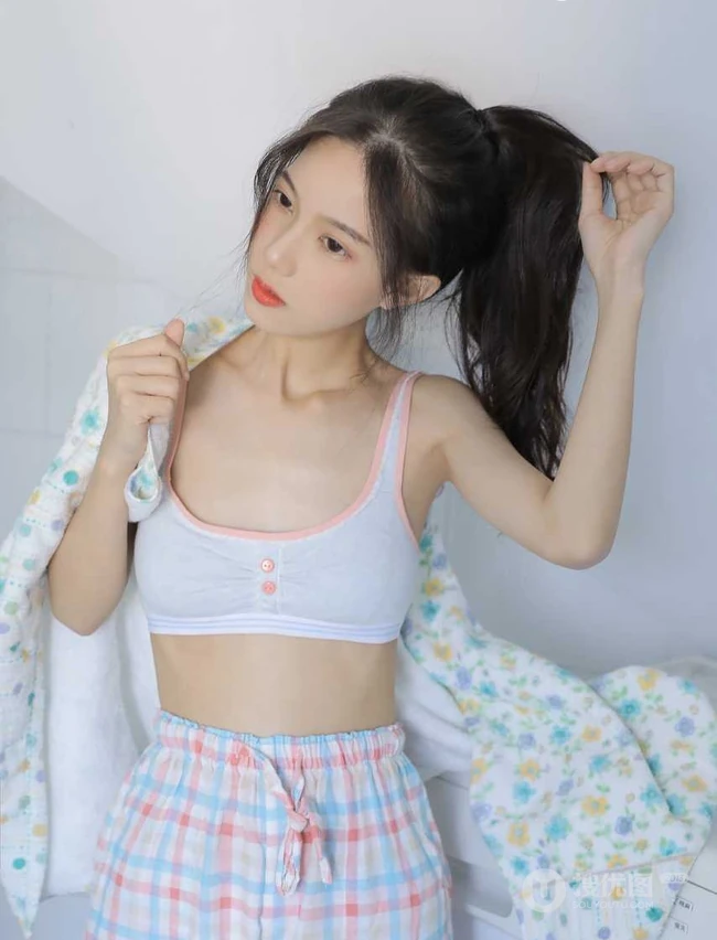 浅粉白皙肩带礼裙家居服睡裤少女V气质女生洗衣机前清新写真图片