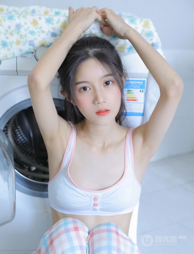 浅粉白皙肩带礼裙家居服睡裤少女V气质女生洗衣机前清新写真图片