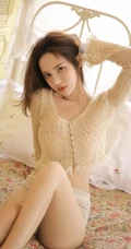 身材好，颜值高，气质纤细线条女生黄伊羚镂空衣裤室内吸睛图片
