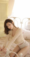 身材好，颜值高，气质纤细线条女生黄伊羚镂空衣裤室内吸睛图片