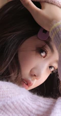 大眼睛女孩西小岁紫色毛衣牛仔短裤居家沙发上动人写真图片