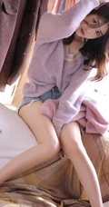 大眼睛女孩西小岁紫色毛衣牛仔短裤居家沙发上动人写真图片