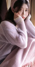 大眼睛女孩西小岁紫色毛衣牛仔短裤居家沙发上动人写真图片