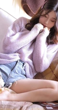 大眼睛女孩西小岁紫色毛衣牛仔短裤居家沙发上动人写真图片