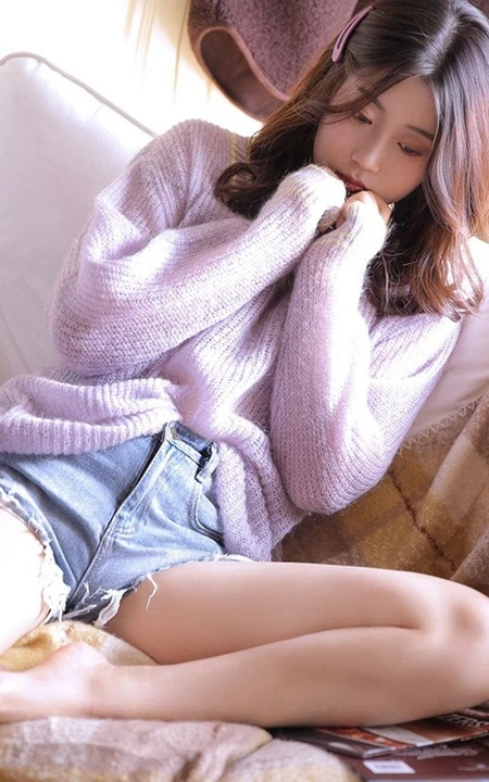 大眼睛女孩西小岁紫色毛衣牛仔短裤居家沙发上动人写真图片