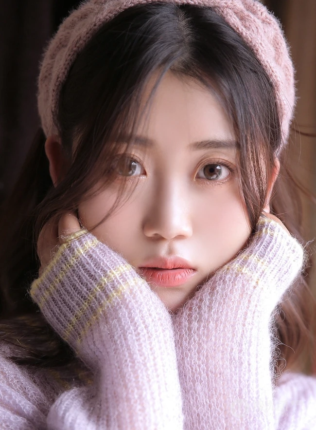 大眼睛女孩西小岁紫色毛衣牛仔短裤居家沙发上动人写真图片