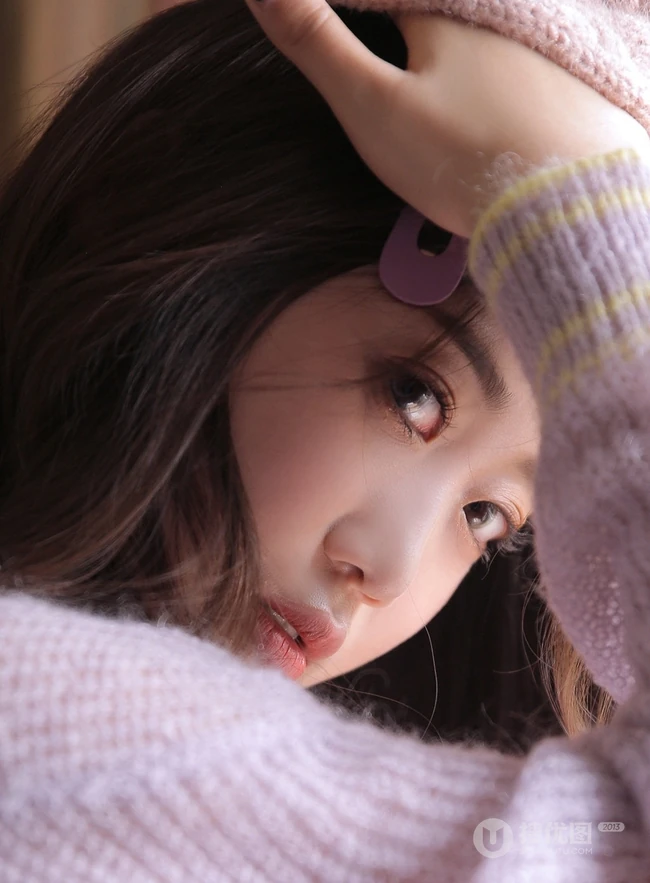 大眼睛女孩西小岁紫色毛衣牛仔短裤居家沙发上动人写真图片