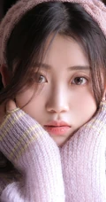 大眼睛女孩西小岁紫色毛衣牛仔短裤居家沙发上动人写真图片