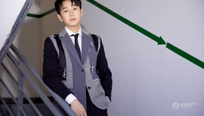 个性大男孩彭昱畅时尚西装套装写真图片集