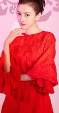 宋祖儿喜庆红衣写真如年画，妆容精致，笑容超甜超美