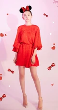 宋祖儿喜庆红衣写真如年画，妆容精致，笑容超甜超美