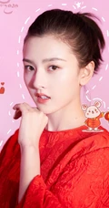 宋祖儿喜庆红衣写真如年画，妆容精致，笑容超甜超美