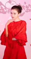 宋祖儿喜庆红衣写真如年画，妆容精致，笑容超甜超美