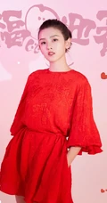 宋祖儿喜庆红衣写真如年画，妆容精致，笑容超甜超美
