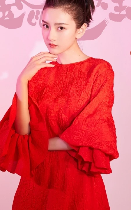 宋祖儿喜庆红衣写真如年画，妆容精致，笑容超甜超美