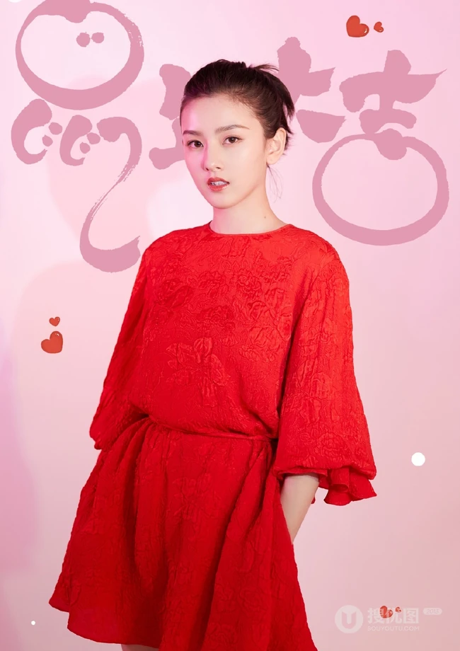 宋祖儿喜庆红衣写真如年画，妆容精致，笑容超甜超美