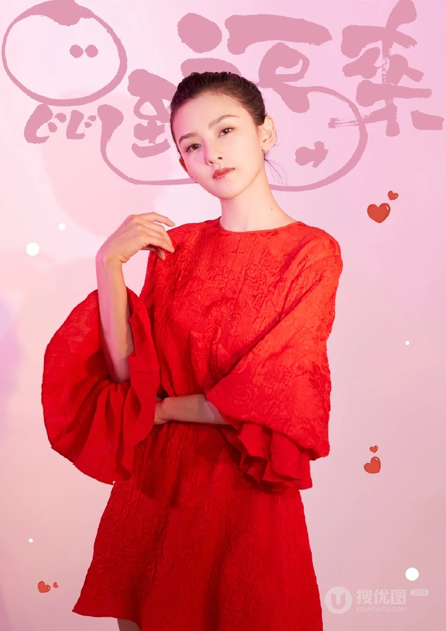 宋祖儿喜庆红衣写真如年画，妆容精致，笑容超甜超美