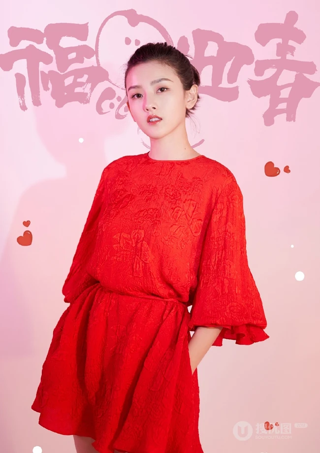 宋祖儿喜庆红衣写真如年画，妆容精致，笑容超甜超美