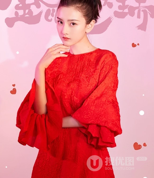 宋祖儿喜庆红衣写真如年画，妆容精致，笑容超甜超美