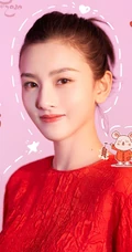 宋祖儿喜庆红衣写真如年画，妆容精致，笑容超甜超美