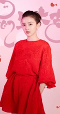 宋祖儿喜庆红衣写真如年画，妆容精致，笑容超甜超美