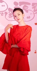 宋祖儿喜庆红衣写真如年画，妆容精致，笑容超甜超美